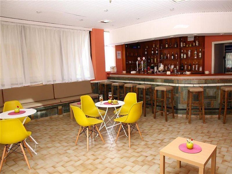 מאליה Triton Garden Hotel מראה חיצוני תמונה